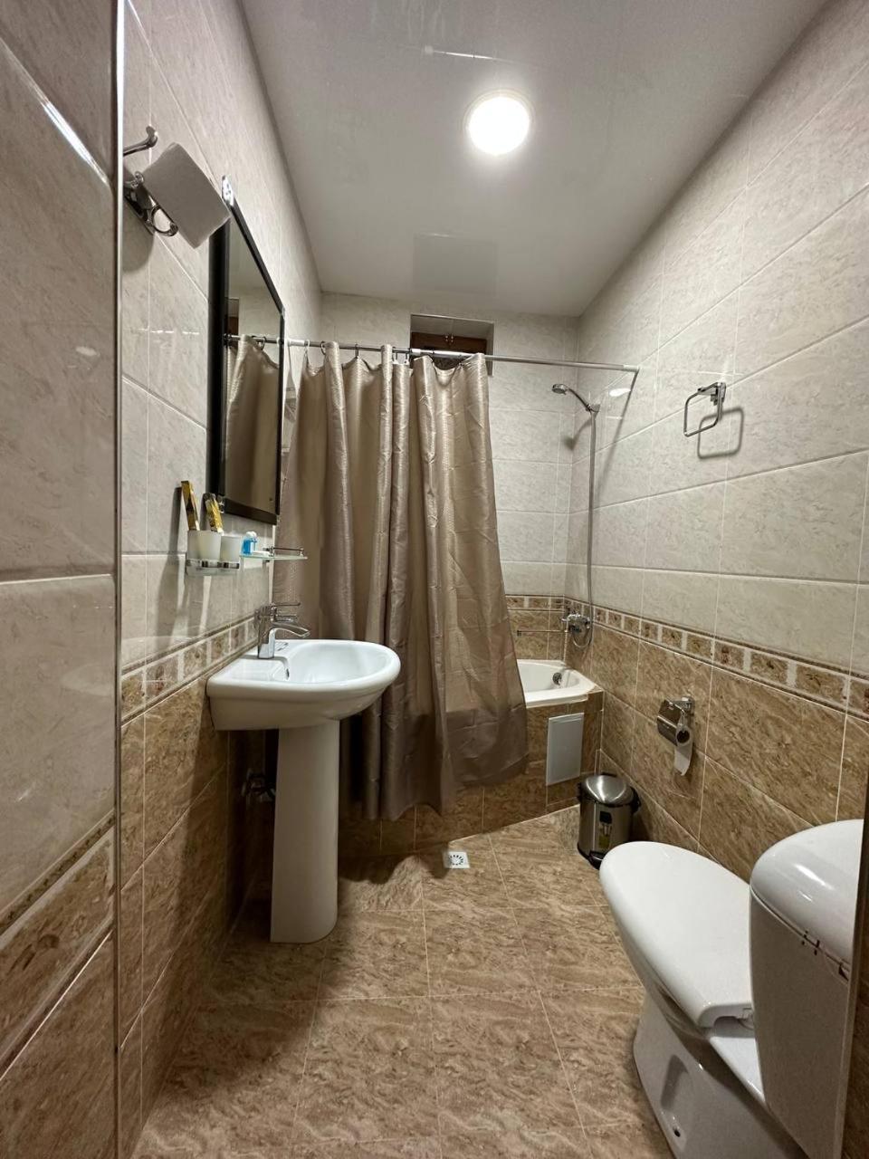 בוקורו Poyi Kalon Teracce Hotel حلال מראה חיצוני תמונה