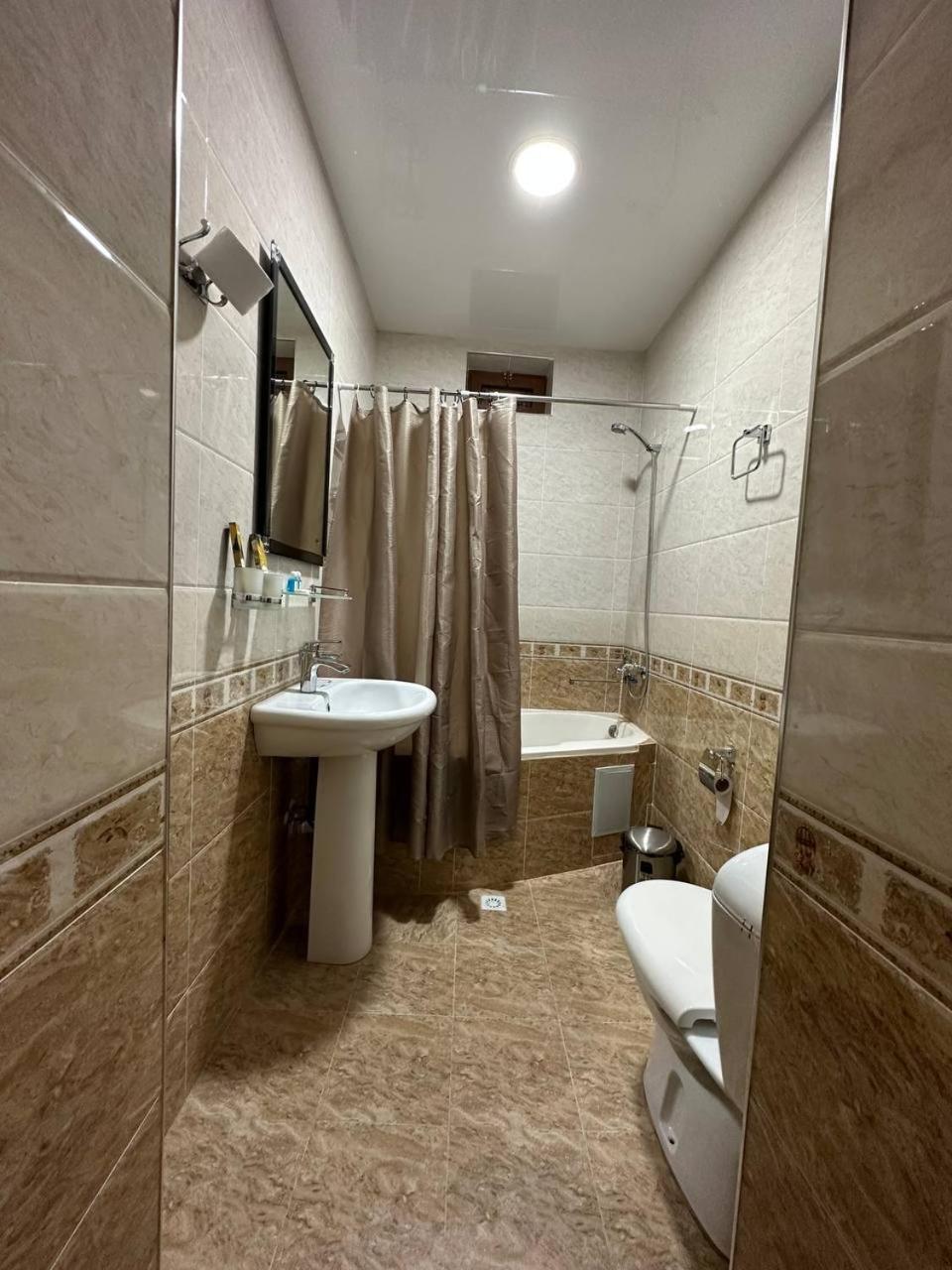 בוקורו Poyi Kalon Teracce Hotel حلال מראה חיצוני תמונה