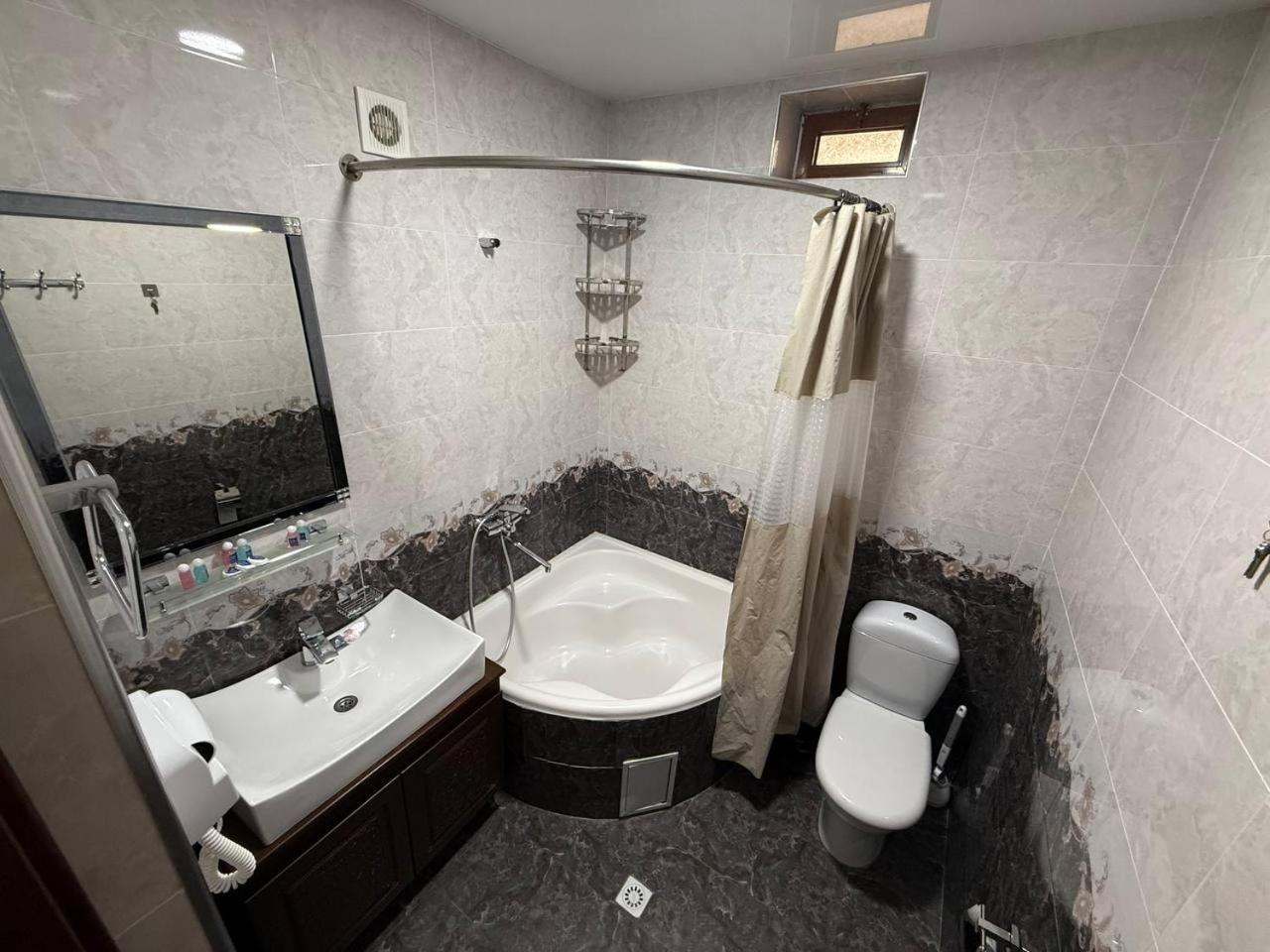 בוקורו Poyi Kalon Teracce Hotel حلال מראה חיצוני תמונה